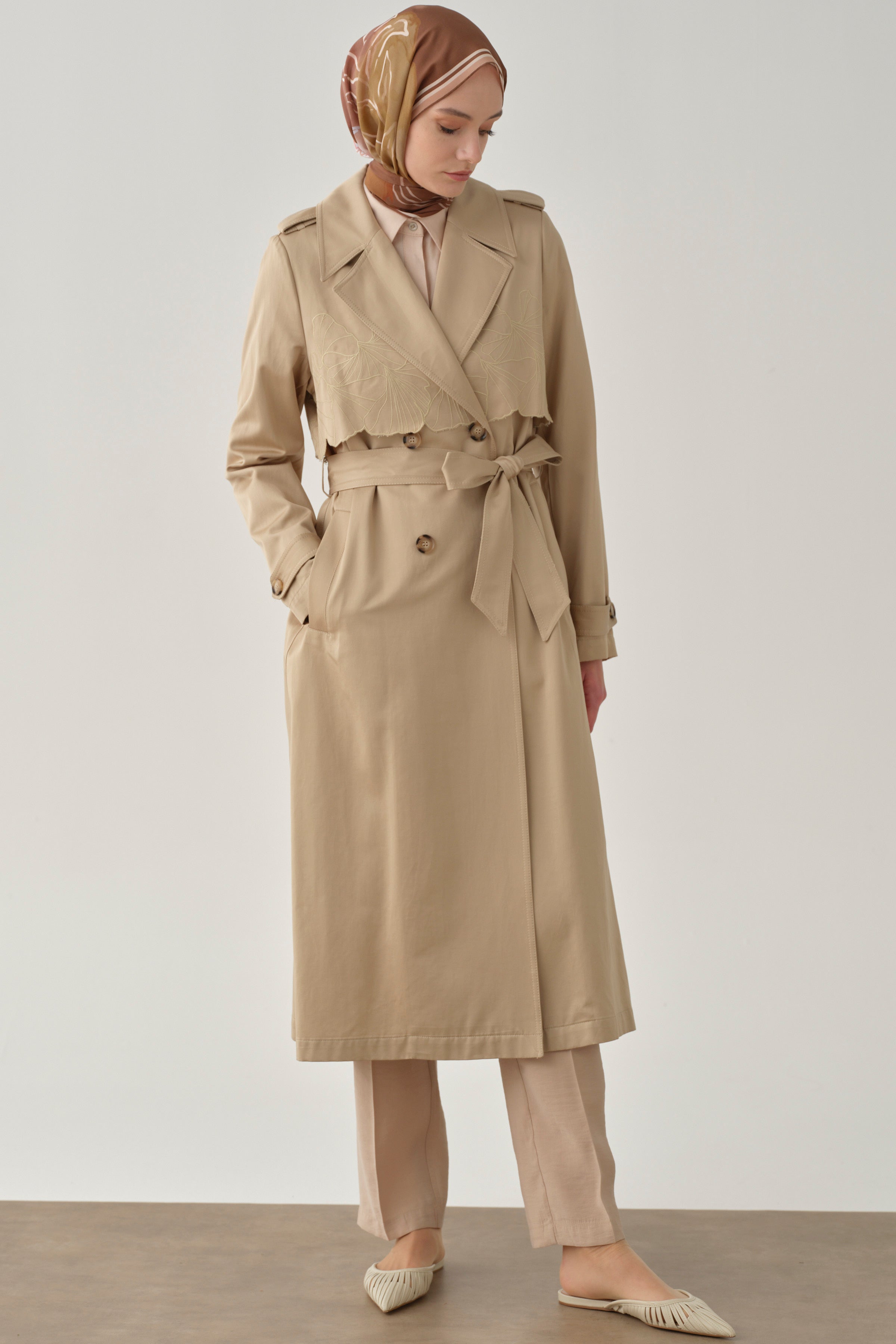 enfold 2020SS BICOLOR TRENCH COAT ベージュ Trench coat with embroidered details and windproof flap - Tuğba